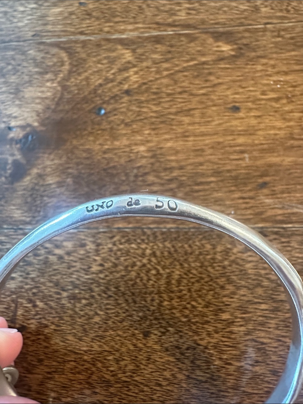 Uno de 50 Heart & Key Bangle Bracelet - Picture 2 of 4